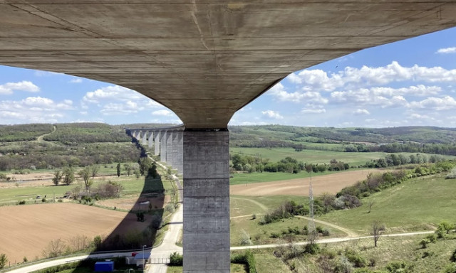 M&aacute;t&oacute;l k&eacute;t h&eacute;tre lez&aacute;rj&aacute;k a Kőr&ouml;shegyi v&ouml;lgyhidat, nagy dug&oacute;k lehetnek az M7-esen