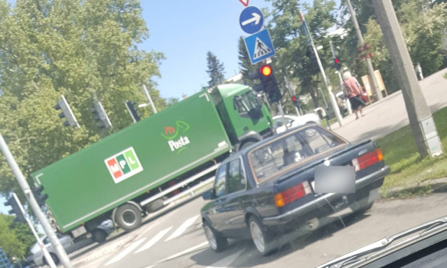 Hova m&aacute;shova? A kereszteződ&eacute;s k&ouml;zep&eacute;re parkolta le a BMW-t