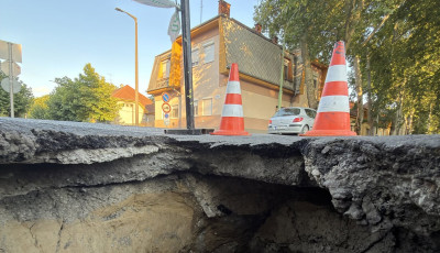 Megint beszakadt az &uacute;ttest Kaposv&aacute;ron, ez&uacute;ttal a Szent Imre utca kereszteződ&eacute;s&eacute;ben