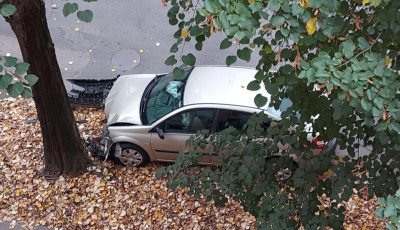 Rosszul lett idős sofőr hajtott fának a Béke utcában