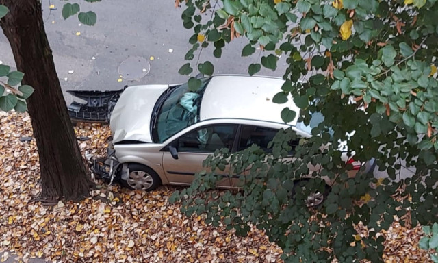 Rosszul lett idős sofőr hajtott f&aacute;nak a B&eacute;ke utc&aacute;ban