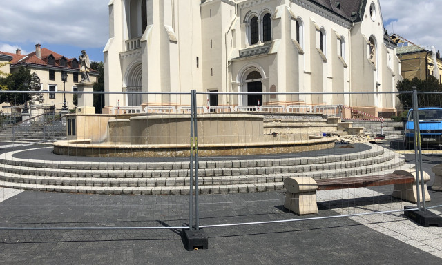 Annyi a Kossuth t&eacute;ri f&uuml;rd&eacute;snek! Megkezdt&eacute;k a sz&ouml;kők&uacute;t fel&uacute;j&iacute;t&aacute;s&aacute;t