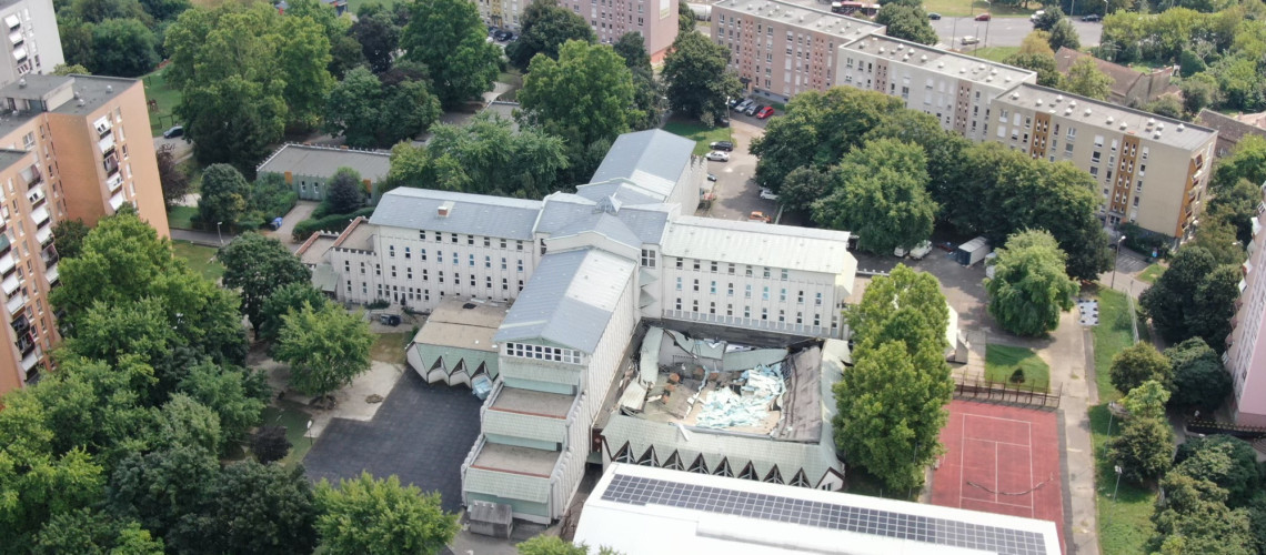 Ny&iacute;lt lev&eacute;lben k&eacute;r v&aacute;laszt a Gyakorl&oacute; iskola tornaterm&eacute;nek &uuml;gy&eacute;ben a Mi Haz&aacute;nk k&eacute;pviselője Lőrincz Vikt&oacute;ri&aacute;t&oacute;l