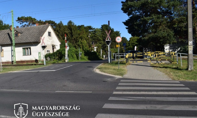 Zebr&aacute;n g&aacute;zoltak gyalogost Balatonfenyvesen, p&eacute;nzb&uuml;ntet&eacute;st &eacute;s eltilt&aacute;st k&eacute;rnek a sofőrre