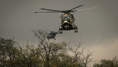 Helikopteres harc&aacute;szati gyakorlatot tartanak felett&uuml;nk