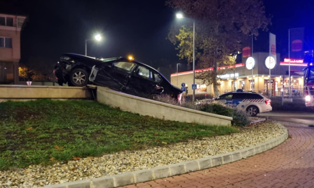A sz&ouml;kők&uacute;tban k&ouml;t&ouml;tt ki egy aut&oacute;s a Burger Kingn&eacute;l