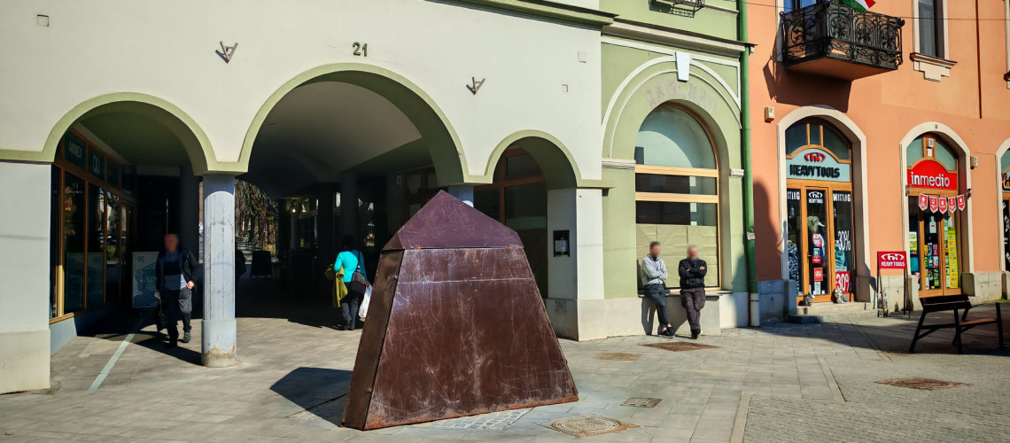 Bez&aacute;rt a kaposv&aacute;ri Zsolnay &uuml;zlet &ndash; eltűnt egy eleg&aacute;ns kirakat a Fő utc&aacute;r&oacute;l