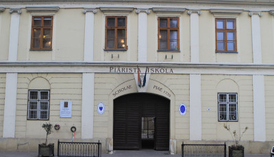 B&aacute;ntalmaz&aacute;s egy nagykanizsai &oacute;vod&aacute;ban - Felpofozta &eacute;s a folyos&oacute;ra l&ouml;kte a gyerekeket egy nevelő