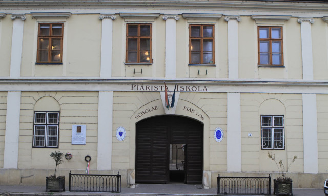 B&aacute;ntalmaz&aacute;s egy nagykanizsai &oacute;vod&aacute;ban - Felpofozta &eacute;s a folyos&oacute;ra l&ouml;kte a gyerekeket egy nevelő