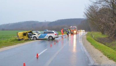 Rendőraut&oacute;val &uuml;tk&ouml;z&ouml;tt a se jogos&iacute;tv&aacute;nnyal, se műszakival nem rendelkező sofőr &Ouml;reglak &eacute;s Lengyelt&oacute;ti k&ouml;z&ouml;tt