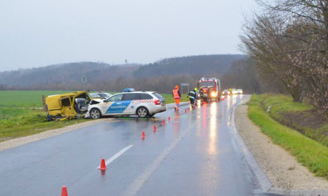 Rendőraut&oacute;val &uuml;tk&ouml;z&ouml;tt a se jogos&iacute;tv&aacute;nnyal, se műszakival nem rendelkező sofőr &Ouml;reglak &eacute;s Lengyelt&oacute;ti k&ouml;z&ouml;tt