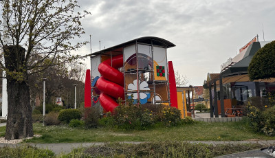 A kordonokat elbontott&aacute;k, elk&eacute;sz&uuml;lt a Berzsenyi utcai McDonald's terasza