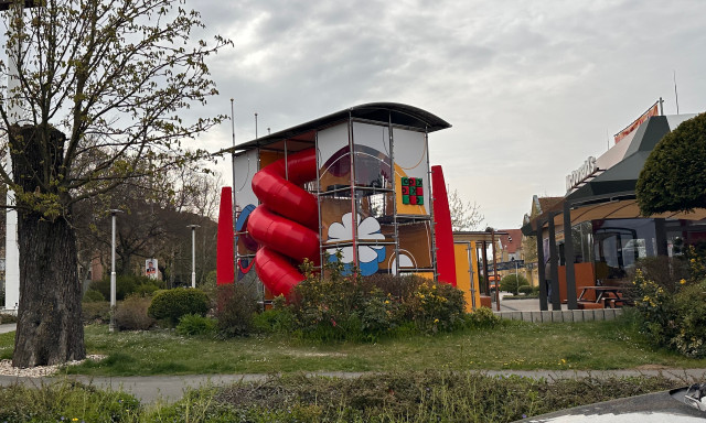 A kordonokat elbontott&aacute;k, elk&eacute;sz&uuml;lt a Berzsenyi utcai McDonald's terasza