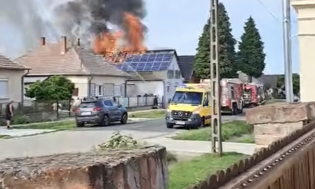 &Oacute;ri&aacute;si l&aacute;ngokkal &eacute;gett egy h&aacute;z tetőszerkezete &eacute;s a napelemek &Ouml;tv&ouml;sk&oacute;nyiban - VIDE&Oacute;