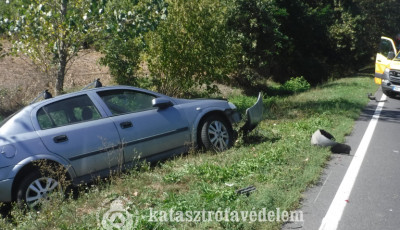 K&eacute;t aut&oacute; karambolozott Bat&eacute; &eacute;s Tasz&aacute;r k&ouml;z&ouml;tt