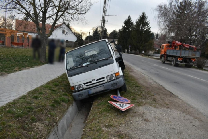 Piásan vitt ki egy táblát, majd csúszott bele kisteherautójával az árokba