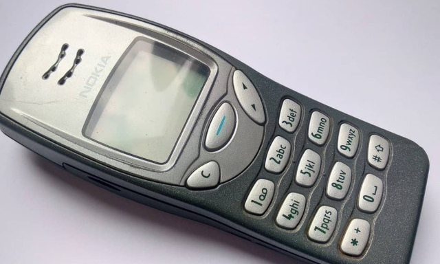 Kisziv&aacute;rgott egy k&eacute;p a 25 &eacute;v ut&aacute;n felt&aacute;masztott Nokia 3210-ről - &Iacute;gy n&eacute;z ki a 2024-es kiad&aacute;s!