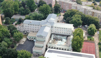 Ny&iacute;lt lev&eacute;lben k&eacute;r v&aacute;laszt a Gyakorl&oacute; iskola tornaterm&eacute;nek &uuml;gy&eacute;ben a Mi Haz&aacute;nk k&eacute;pviselője Lőrincz Vikt&oacute;ri&aacute;t&oacute;l