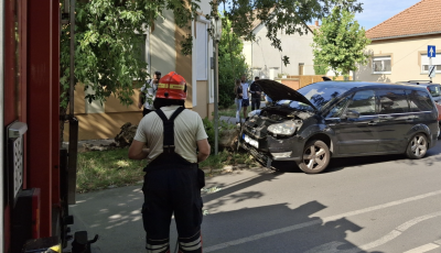 K&eacute;t aut&oacute; &uuml;tk&ouml;z&ouml;tt szerd&aacute;n a Talli&aacute;n &eacute;s a Damjanich kereszteződ&eacute;s&eacute;ben