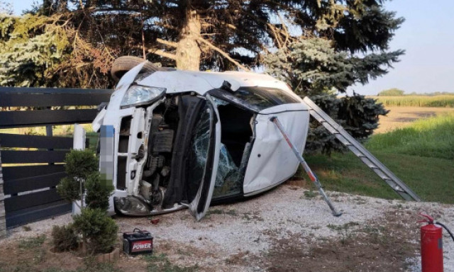 A kapuba csap&oacute;dott egy aut&oacute; Lengyelt&oacute;tin&aacute;l