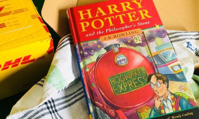 T&ouml;bb mint 33 milli&oacute; forint&eacute;rt kelt el a Harry Potter &eacute;s a b&ouml;lcsek k&ouml;ve első kiad&aacute;s&aacute;nak egy p&eacute;ld&aacute;nya
