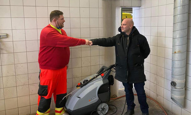 Ragyogjanak azok a mentőaut&oacute;k! Mos&oacute;berendez&eacute;ssel aj&aacute;nd&eacute;kozt&aacute;k meg a Kaposv&aacute;ri Mentő&aacute;llom&aacute;st