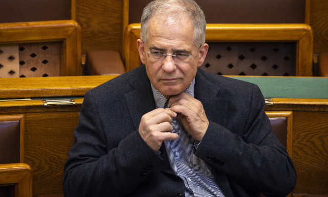 K&oacute;sa Lajos sem veszi fel a mand&aacute;tum&aacute;t, &eacute;s kisz&aacute;ll a fideszes tiszt&uacute;j&iacute;t&aacute;sb&oacute;l