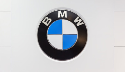 A BMW v&eacute;gre tiszt&aacute;zta logoj&aacute;t, melynek val&oacute;j&aacute;ban semmi k&ouml;ze a rep&uuml;lőg&eacute;p propellerhez