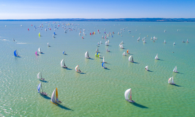 Elrajtolt a K&eacute;kszalag Balatonf&uuml;redről