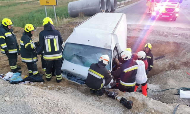 Munkag&ouml;d&ouml;rbe csap&oacute;dott egy kisbusz L&aacute;tr&aacute;ny k&ouml;zel&eacute;ben, a sofőr s&uacute;lyosan megs&eacute;r&uuml;lt