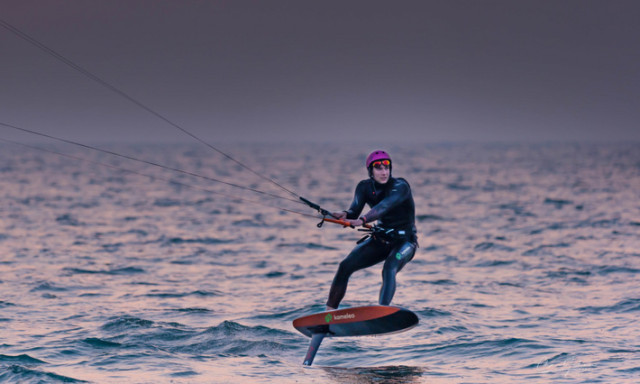 &Uacute;j magyar kitesz&ouml;rfrekord sz&uuml;letett a Balatonon a h&eacute;tv&eacute;g&eacute;n