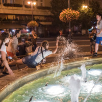 Elkergette az eső a fiatalokat a Kossuth térről - GALÉRIA