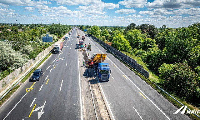 H&aacute;rom s&aacute;vosra bőv&iacute;tik az M7-est Budapest &eacute;s a Balaton k&ouml;z&ouml;tt