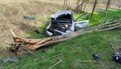 &Aacute;rokba hajtott egy aut&oacute;s B&ouml;h&ouml;ny&eacute;n&eacute;l, majd belehajtottak a seg&iacute;ts&eacute;get ny&uacute;jt&oacute; aut&oacute;sba is