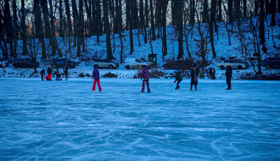 Tilt&aacute;s ide vagy oda: sokan a Deseda jeg&eacute;n t&ouml;lt&ouml;tt&eacute;k a vas&aacute;rnap d&eacute;lut&aacute;nt