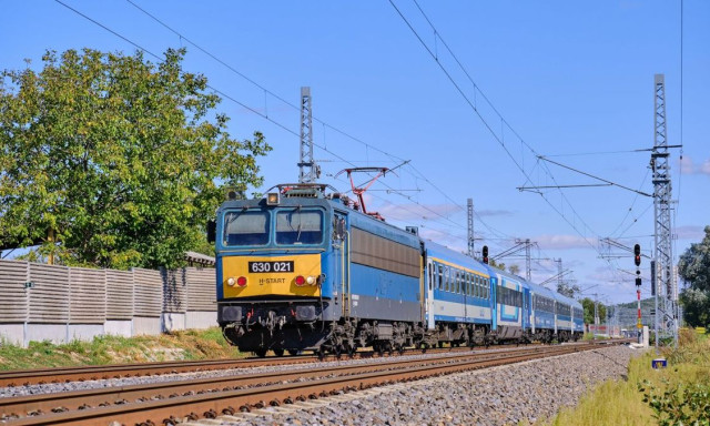 Embert g&aacute;zolt a Kaposv&aacute;rr&oacute;l indul&oacute; Rippl-R&oacute;nai Intercity d&eacute;lut&aacute;n