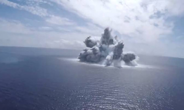 18 000 kilogrammos bomb&aacute;t robbantott az amerikai haditenger&eacute;szet az Atlanti-&oacute;ce&aacute;ban - VIDE&Oacute;