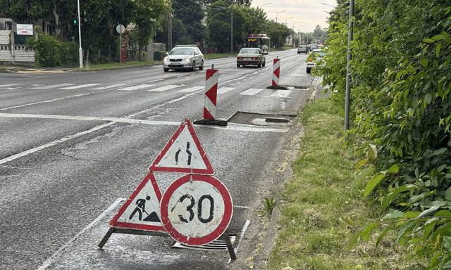 Megint nekiestek a F&uuml;redi &uacute;tnak, jav&iacute;tj&aacute;k az aknafedlapokat