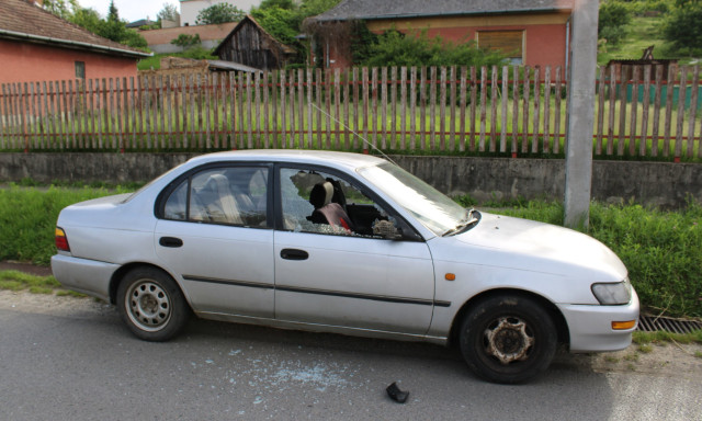 Egy parkol&oacute; Coroll&aacute;t siker&uuml;lt ledurrantani a Vak Botty&aacute;nban, keresik a tettest