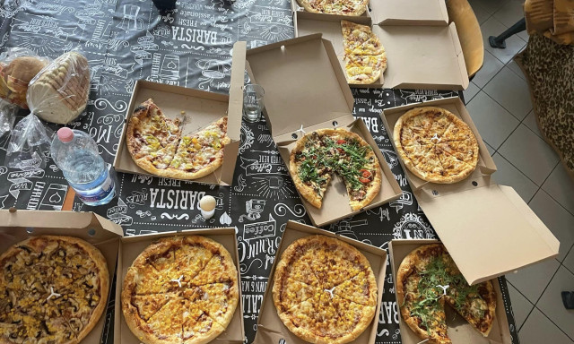 12 pizz&aacute;t k&uuml;ld&ouml;tt aj&aacute;nd&eacute;kba egy h&ouml;lgy a kaposv&aacute;ri mentős&ouml;knek