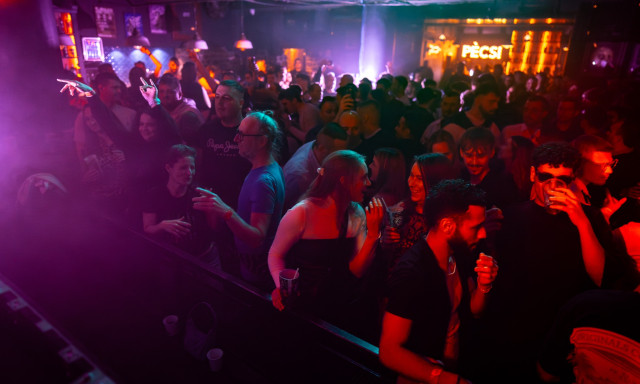 Durva razzia a P&eacute;csi Estben: drogot kerestek, a klub szerint d&eacute;moniz&aacute;lj&aacute;k a sz&oacute;rakoz&oacute;helyeket