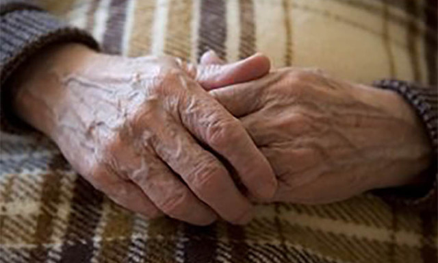 Felnevelte unok&aacute;j&aacute;t, aki h&aacute;l&aacute;b&oacute;l agyba-főbe verte