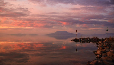 T&uuml;k&ouml;r Balatonban ragyogott az alkonyat