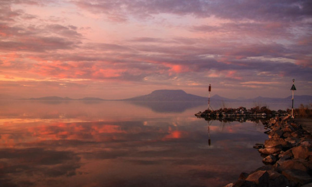 T&uuml;k&ouml;r Balatonban ragyogott az alkonyat