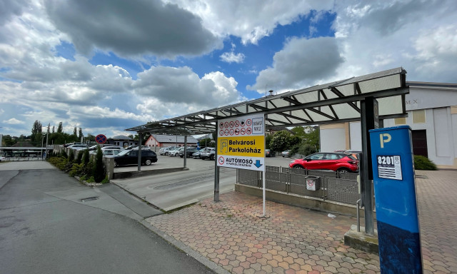 Meg&uacute;jul a belv&aacute;rosi parkol&oacute;h&aacute;z Kaposv&aacute;ron