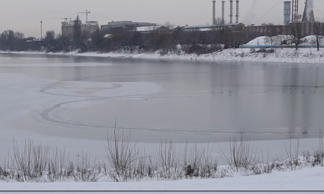 A Duna is elkezdett befagyni, &eacute;letvesz&eacute;lyes r&aacute;menni