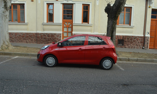 T&uuml;kr&ouml;m, t&uuml;kr&ouml;m mondd meg n&eacute;kem, ki vitt le e vid&eacute;ken?