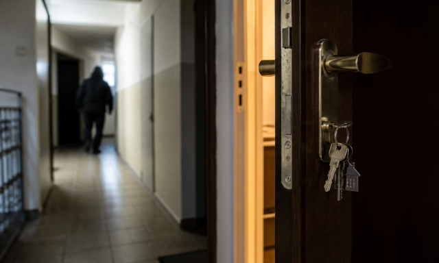 Ism&eacute;t b&iacute;r&oacute;s&aacute;g el&eacute; &aacute;ll a kaposv&aacute;ri besurran&oacute; tolvaj - ezzel a m&oacute;dszerrel fosztogatta a lak&aacute;sokat