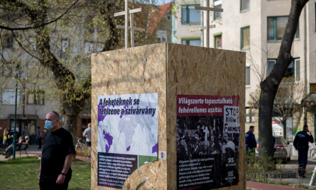 Bedeszk&aacute;zt&aacute;k, le&ouml;nt&ouml;tt&eacute;k v&eacute;g&uuml;l &ouml;sszet&ouml;rt&eacute;k &ndash; Eddig tartott a ki&aacute;ll&iacute;tott BLM szobor