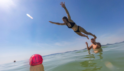 P&uuml;nk&ouml;sdkor ak&aacute;r f&uuml;r&ouml;dhet&uuml;nk a Balatonban - 25 fokosra melegedhet a t&oacute; vize